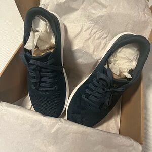 NIB Kizik sneakers